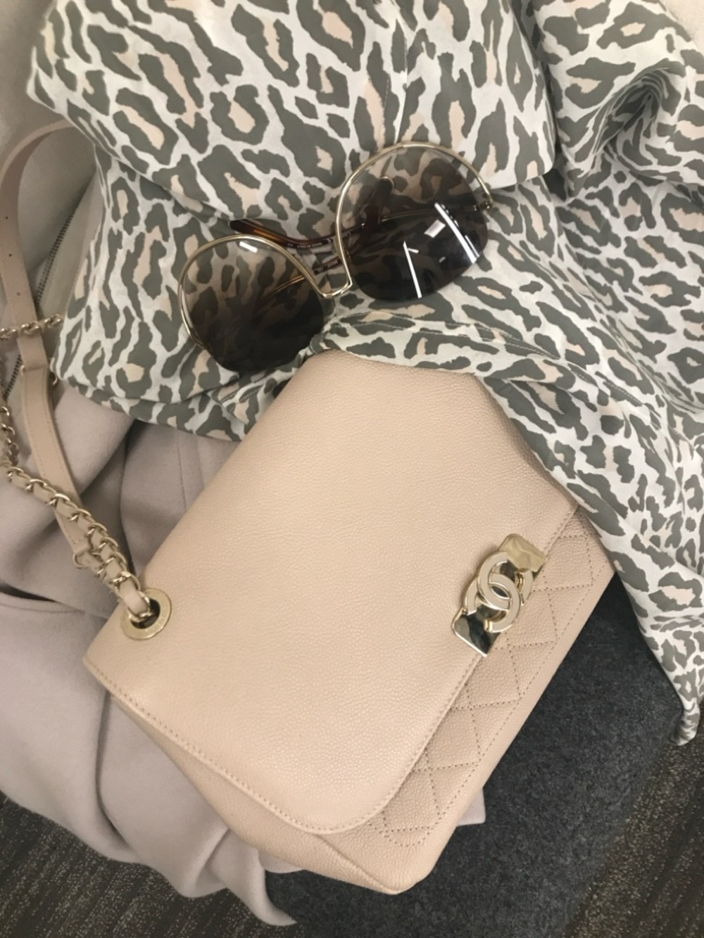 CHANEL Pale Beige Leather Shoulder Bag with Gold Chain - Picture 3 of 9